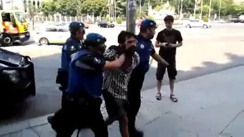 Vídeo: Desalojan a los 'sintecho' acampados en Recoletos y detienen a su portavoz Vídeo: Desalojan a los 'sintecho' acampados en Recoletos y detienen a su portavoz