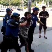 Vídeo: Desalojan a los 'sintecho' acampados en Recoletos y detienen a su portavoz