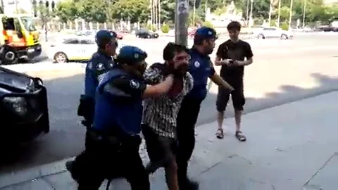 V&iacute;deo: Desalojan a los 'sintecho' acampados en Recoletos y detienen a su portavoz