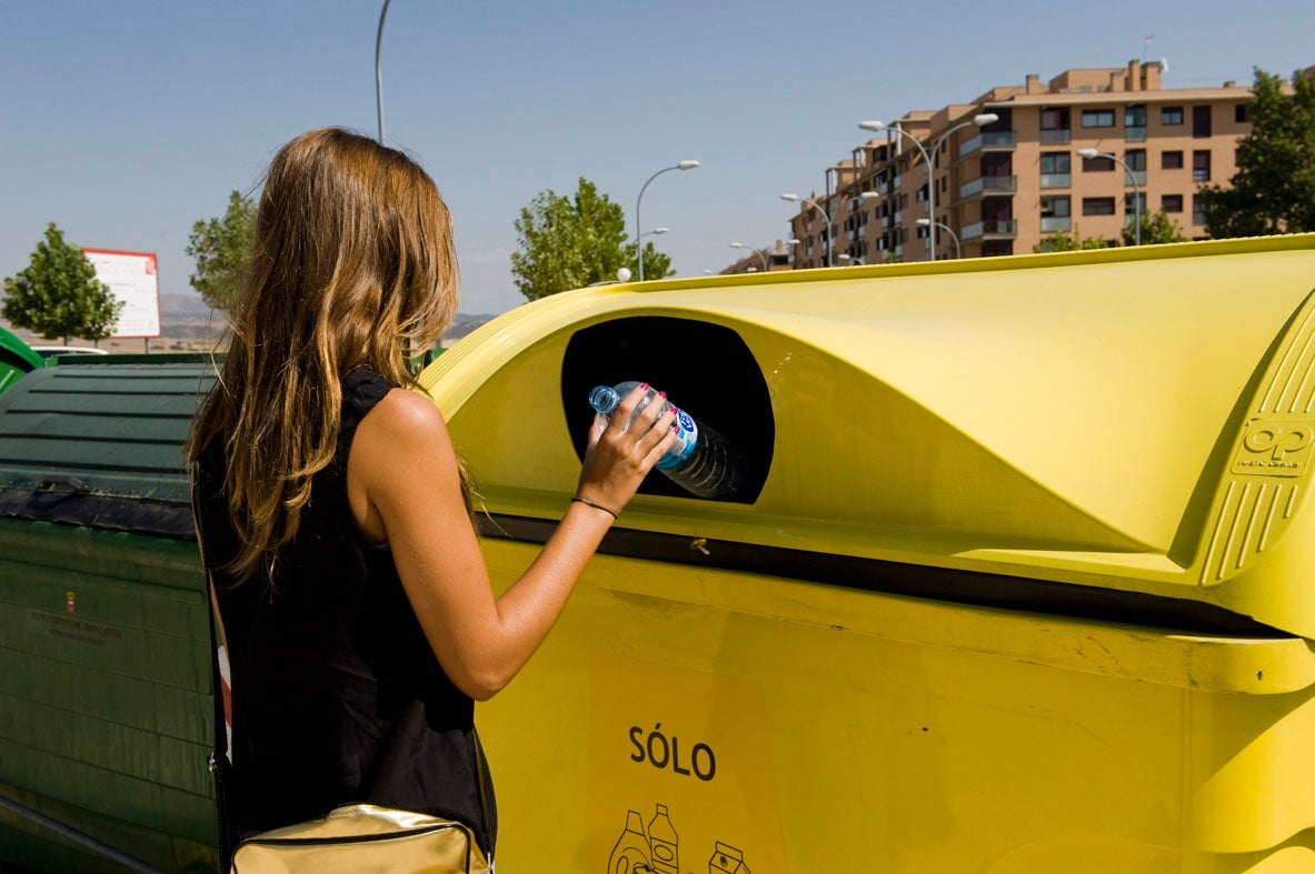 Investigadores desarrollan un tipo de plásticos biodegradables completamente reciclables para envasado Investigadores desarrollan un tipo de plásticos biodegradables completamente reciclables para envasado