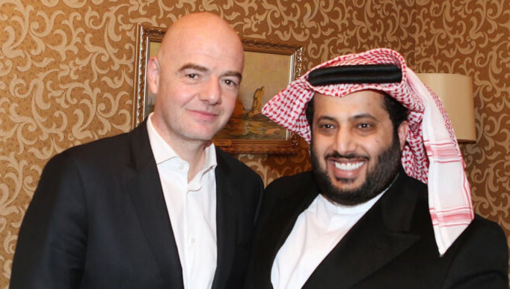 Turki Al-Sheikh junto a Gianni Infantino