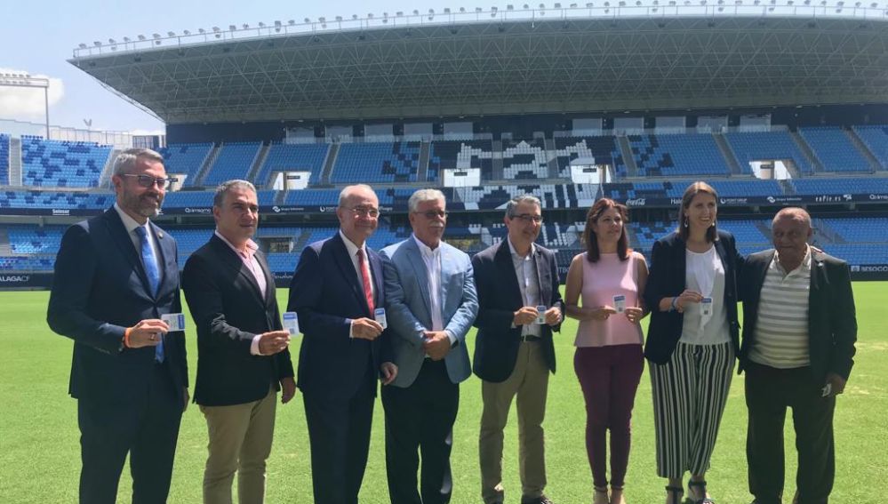Distintas autoridades con su abono del Málaga CF