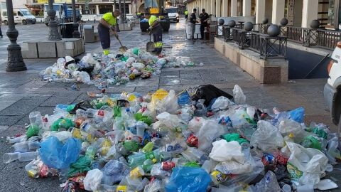 Trabajos de limpieza en la Plaza Mahor