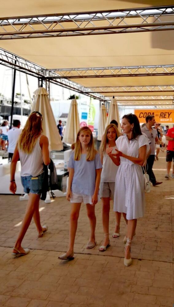 La reina Letizia y sus hijas, la princesa Leonor y la infanta Sofía, recorren las instalaciones del Club Náutico de Palma