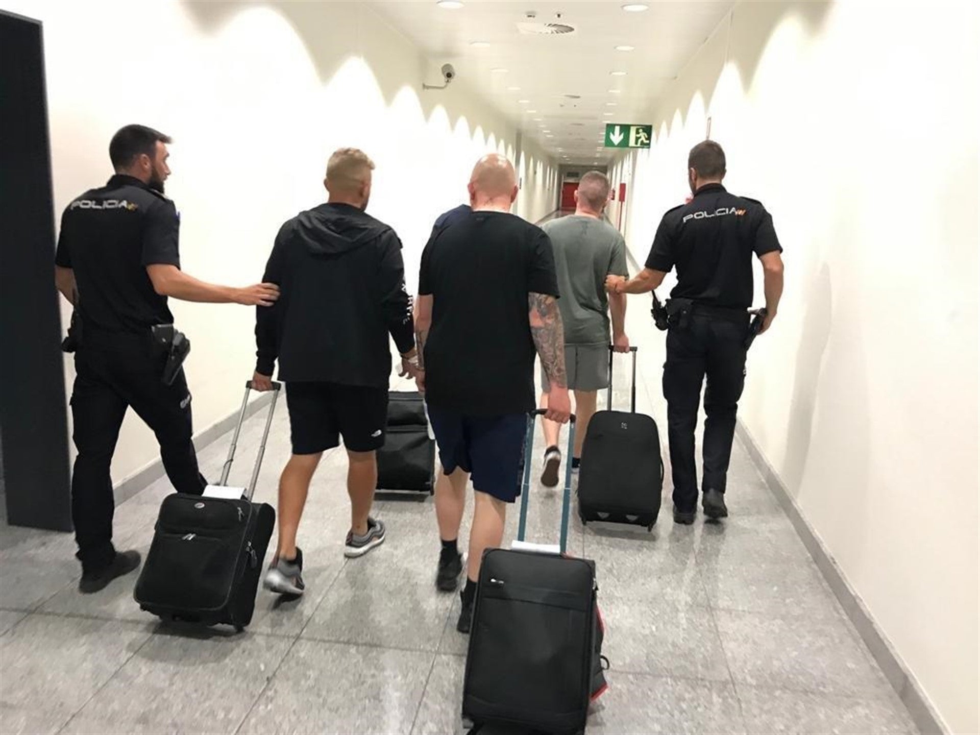 Detenidos en el aeropuerto de El Altet cinco británicos reclamados por un juzgado de Sevilla por desorden público Detenidos en el aeropuerto de El Altet cinco británicos reclamados por un juzgado de Sevilla por desorden público