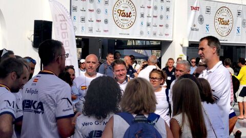 Los Reyes y sus hijas visitan el Club Náutico de Palma