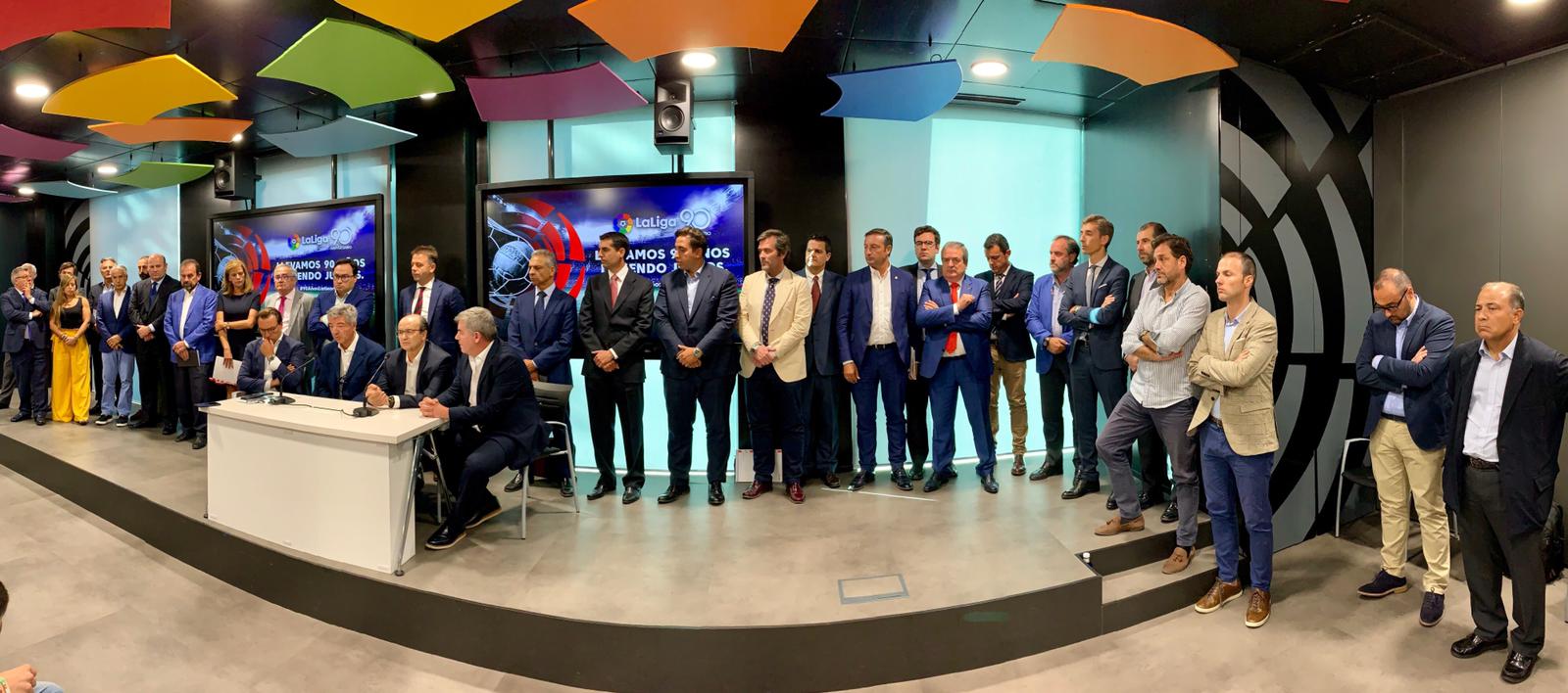 Los clubes de Primera y Segunda División se alinean en contra de la RFEF por sus exigencias sobre los horarios del fútbol Los clubes de Primera y Segunda División se alinean en contra de la RFEF por sus exigencias sobre los horarios del fútbol