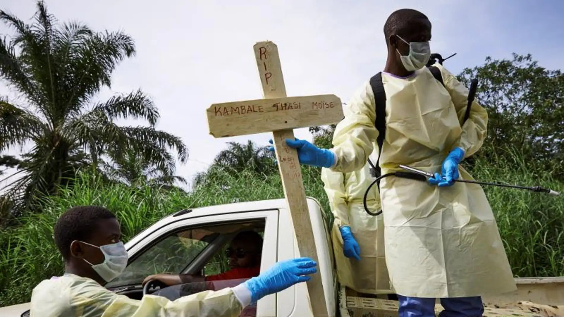 Trabajadores sanitarios entierran a las víctimas de ébola en el Congo