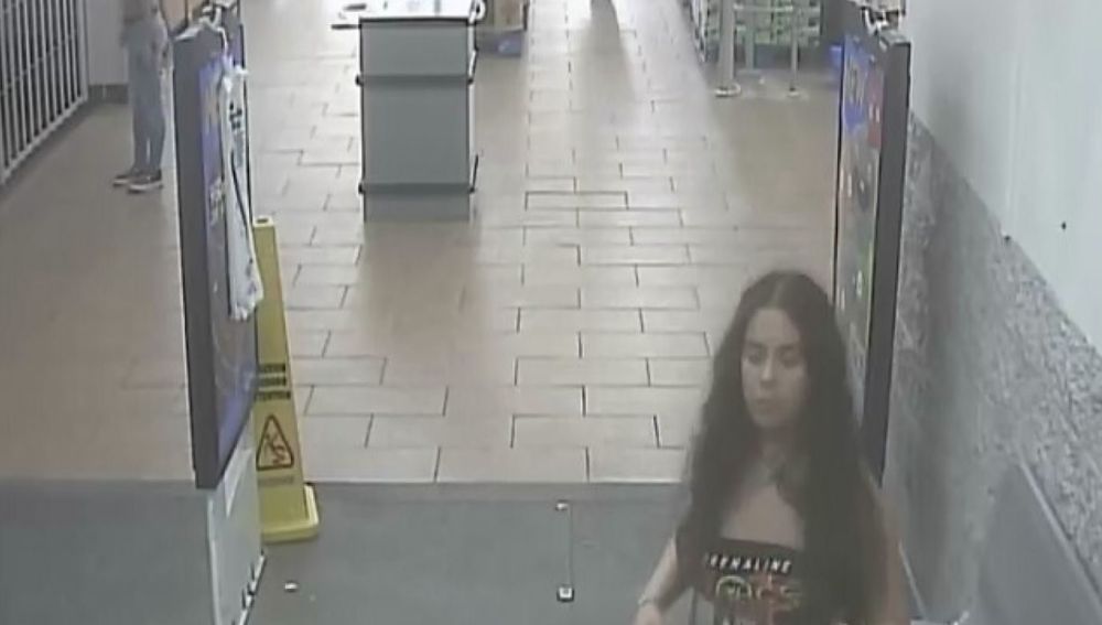 La joven veinteañera fue capturada por las cámaras de seguridad del supermercado.