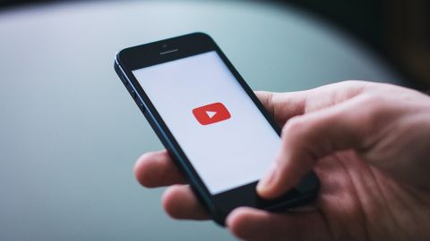 La App de YouTube en un m&oacute;vil 