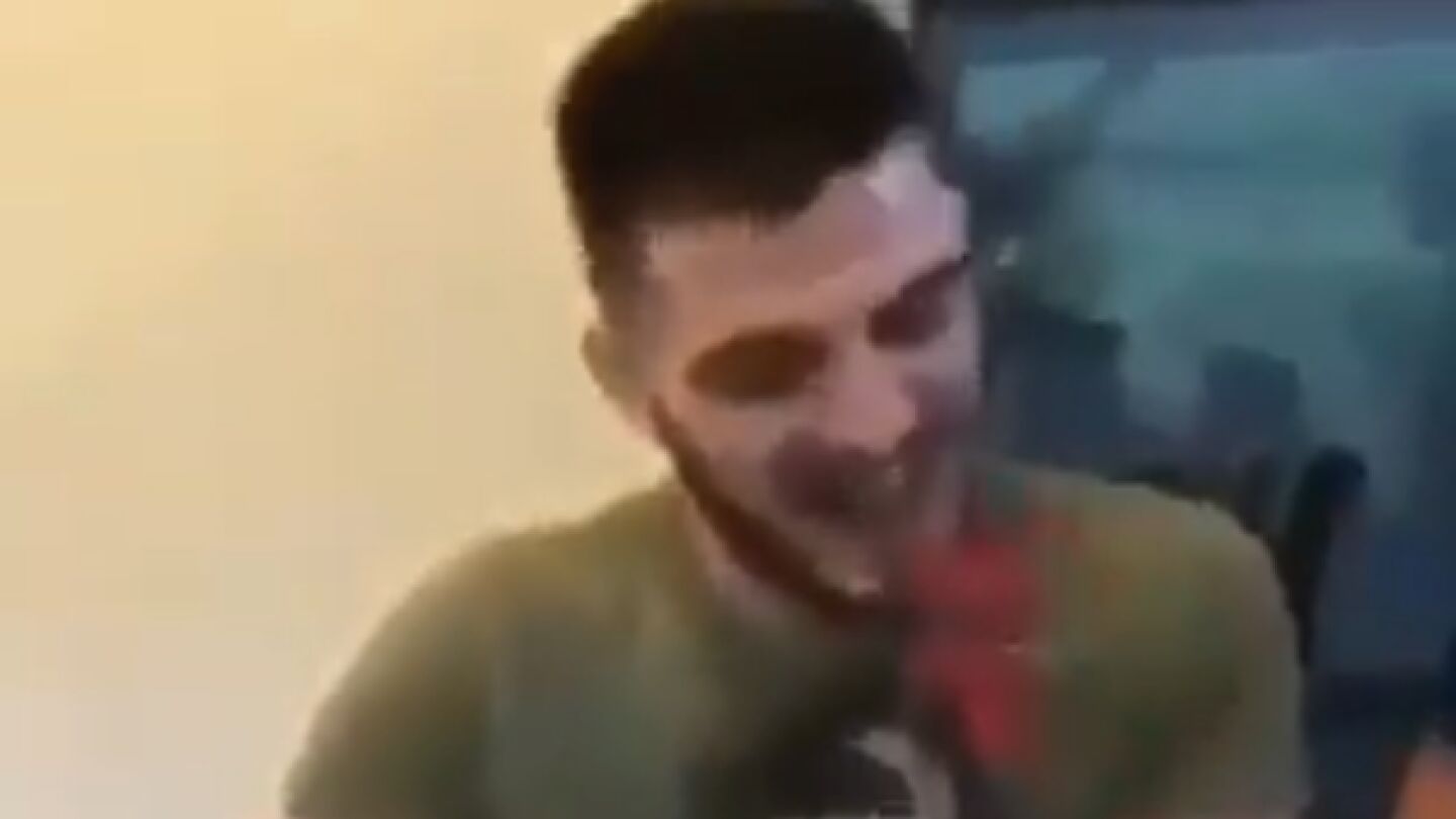 Momento en el que el pelotari Bixente Larralde arranca la cabeza al gallo
