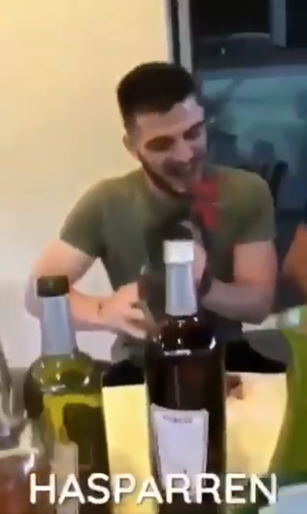 Denuncian a un pelotari por arrancar con los dientes la cabeza de un gallo vivo Denuncian a un pelotari por arrancar con los dientes la cabeza de un gallo vivo