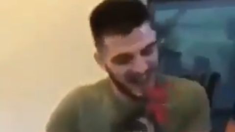 Momento en el que el pelotari Bixente Larralde arranca la cabeza al gallo