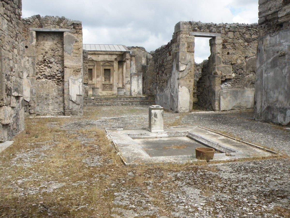 Devuelve unos objetos que había robado de Pompeya hace 15 años: "Llévenselos de vuelta, están malditos" Devuelve unos objetos que había robado de Pompeya hace 15 años: "Llévenselos de vuelta, están malditos"