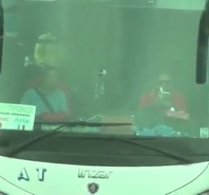 Graban a un conductor leyendo un libro mientras circulaba por una autopista en Francia Graban a un conductor leyendo un libro mientras circulaba por una autopista en Francia