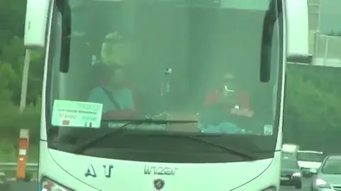 Graban a un conductor leyendo un libro mientras circulaba por una autopista en Francia Graban a un conductor leyendo un libro mientras circulaba por una autopista en Francia