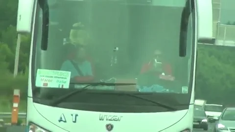 Graban a un conductor leyendo un libro mientras circulaba por una autopista en Francia Graban a un conductor leyendo un libro mientras circulaba por una autopista en Francia