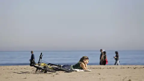 Una chica toma el sol en la Playa de la Malvarrosa (Valencia) Una chica toma el sol en la Playa de la Malvarrosa (Valencia)