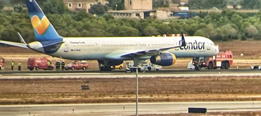 Una aeronave de Condor aterriza de emergencia en Son Sant Joan tras dañarse el sistema de aterrizaje Una aeronave de Condor aterriza de emergencia en Son Sant Joan tras dañarse el sistema de aterrizaje