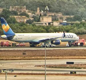 Una aeronave de Condor aterriza de emergencia en Son Sant Joan tras dañarse el sistema de aterrizaje Una aeronave de Condor aterriza de emergencia en Son Sant Joan tras dañarse el sistema de aterrizaje