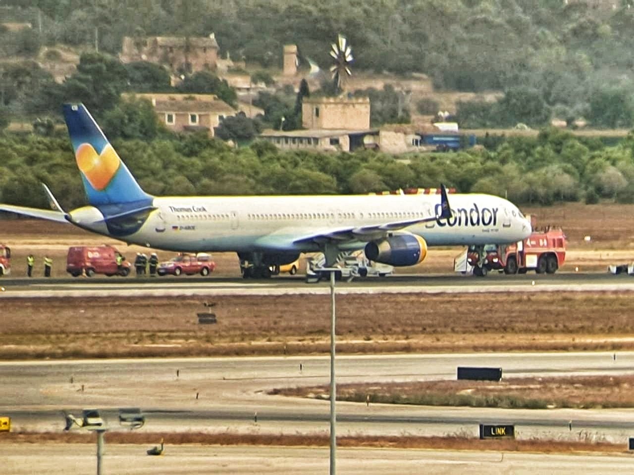 Un avión aterriza de emergencia en Palma tras reventar uno de los neumáticos Un avión aterriza de emergencia en Palma tras reventar uno de los neumáticos