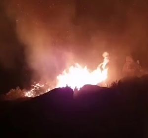 Diez medios aéreos trabajan para extinguir el incendio de Navalacruz, en Ávila Diez medios aéreos trabajan para extinguir el incendio de Navalacruz, en Ávila