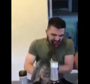 El pelotari arranca la cabeza al gallo El pelotari arranca la cabeza al gallo