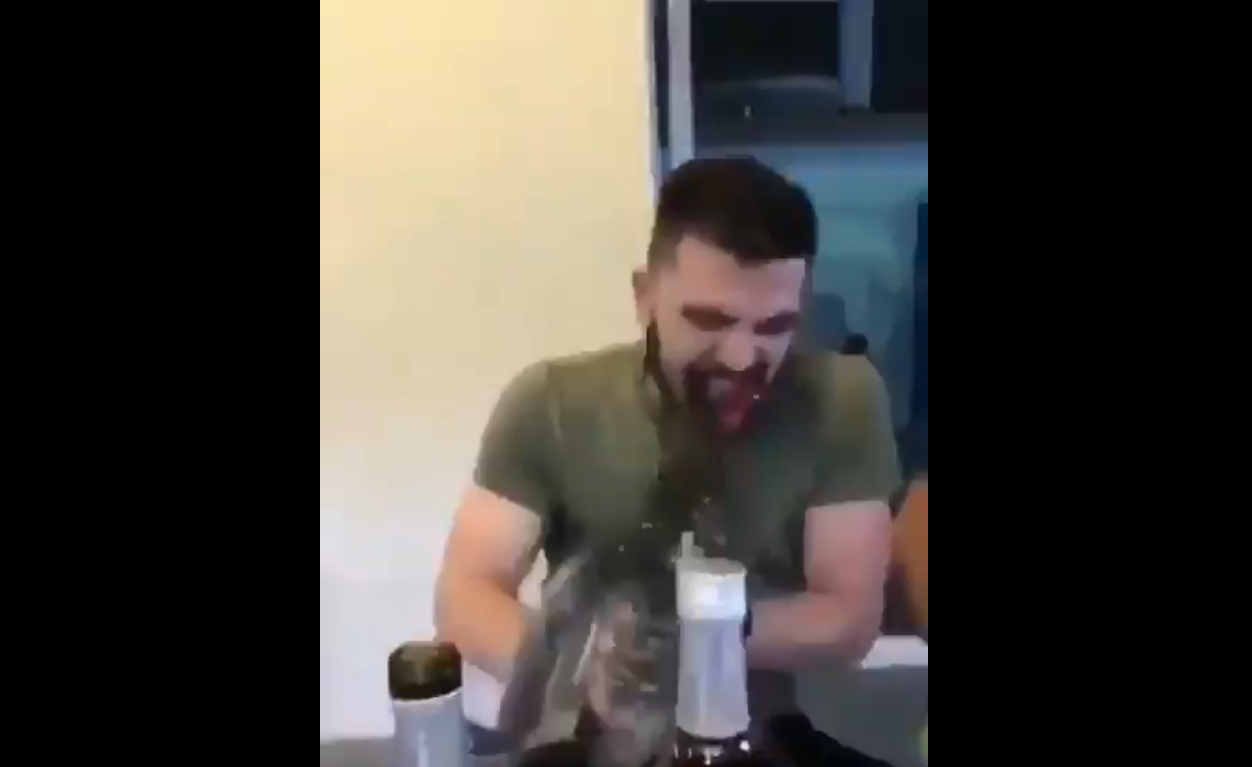 El pelotari que arrancó de un mordisco la cabeza a un gallo vivo, condenado a 80 días de trabajo social El pelotari que arrancó de un mordisco la cabeza a un gallo vivo, condenado a 80 días de trabajo social