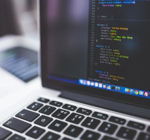 Ordenador con códigos html Ordenador con códigos html