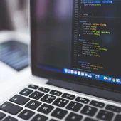 Ordenador con códigos html Ordenador con códigos html