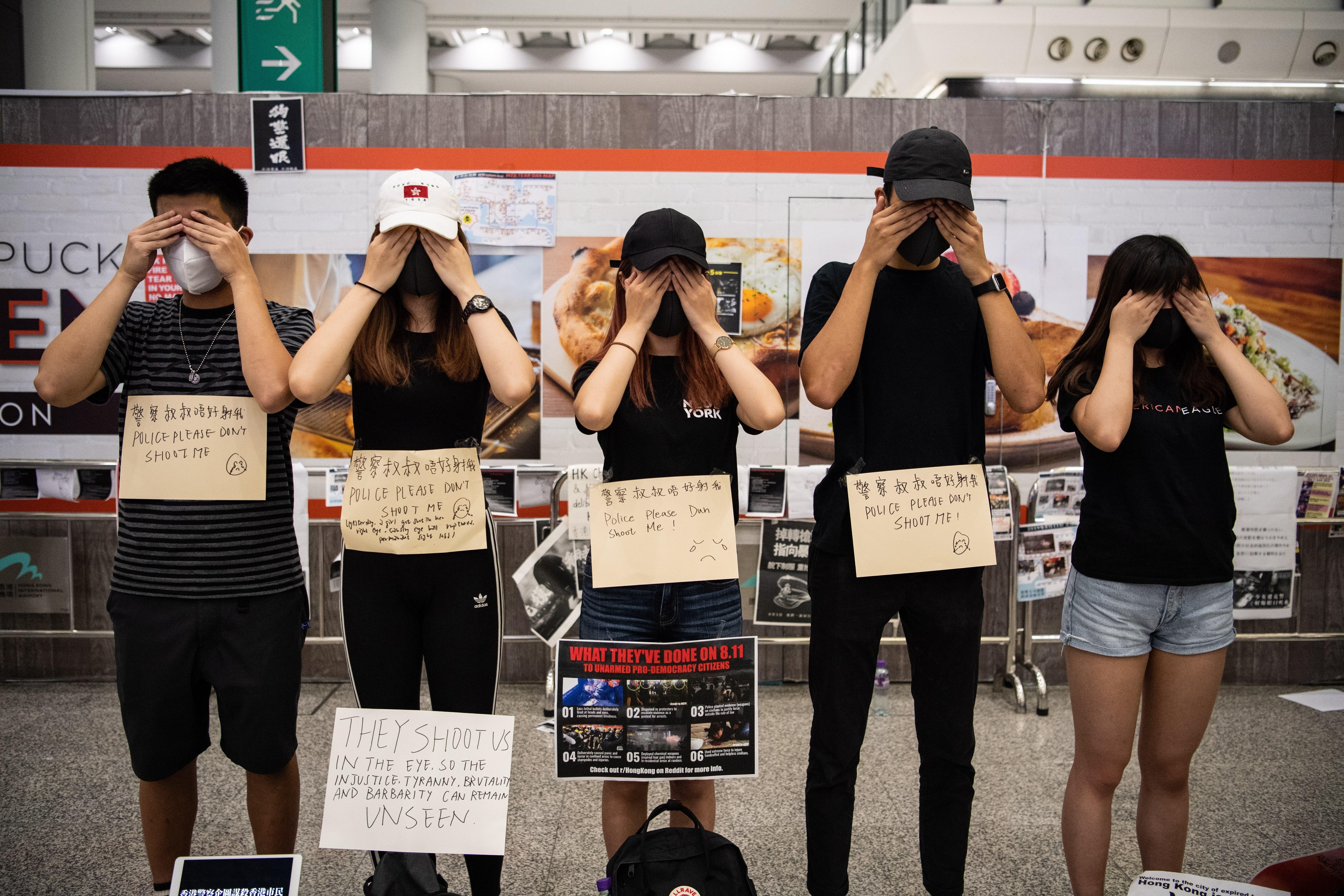 Un Tribunal de Hong Kong prohíbe a los manifestantes permanecer en el aeropuerto Un Tribunal de Hong Kong prohíbe a los manifestantes permanecer en el aeropuerto