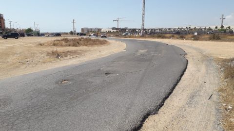 En 50 metros m&aacute;s de 30 baches, sin arcenes en ninguno de los lados, no caben apenas dos coches cruz&aacute;ndose. Encima es un acceso diario a un instituto. 