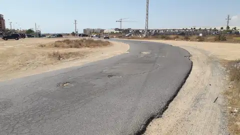 Carretera Orihuela Costa continuación calle arcoiris en su acceso al puente sobre AP7 En 50 metros más de 30 baches, sin arcenes en ninguno de los lados, no caben apenas dos coches cruzándose. Encima es un acceso diario a un instituto.