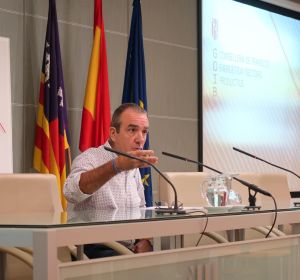 El conseller, Juan Pedro Yllanes, durante la rueda de prensa. El conseller, Juan Pedro Yllanes, durante la rueda de prensa.