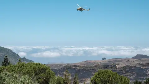 Un helicóptero del Gobierno de Canarias sobrevuela una de las zonas afectadas por el incendio Un helicóptero del Gobierno de Canarias sobrevuela una de las zonas afectadas por el incendio