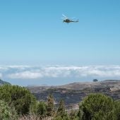 Un helicóptero del Gobierno de Canarias sobrevuela una de las zonas afectadas por el incendio 