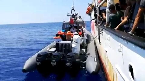 Varios inmigrantes son evacuados desde el barco de la ONG espa&ntilde;ola Open Arms