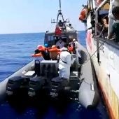 Varios inmigrantes son evacuados desde el barco de la ONG española Open Arms