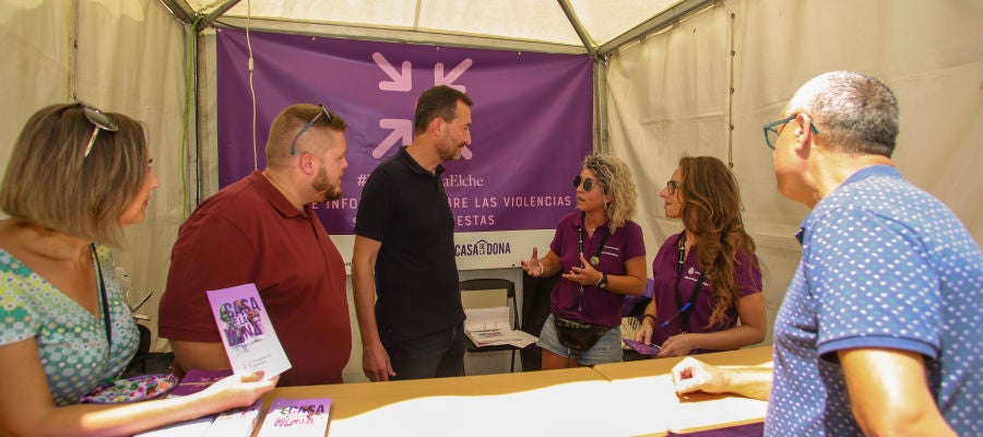 Visita del equipo de gobierno a uno de los 'Puntos Violetas'. Visita del equipo de gobierno a uno de los 'Puntos Violetas'.