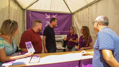 Visita del equipo de gobierno a uno de los 'Puntos Violetas'.