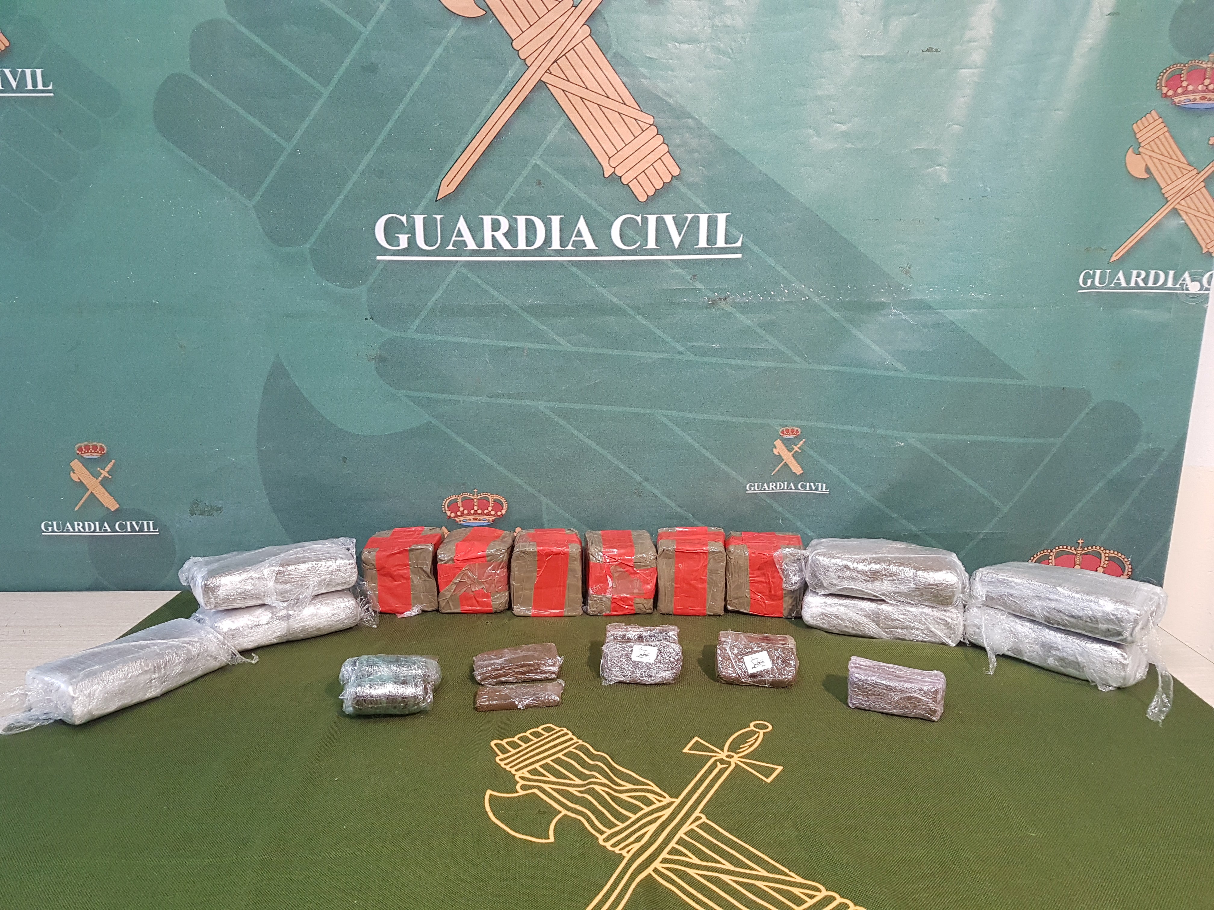 La Guardia Civil incauta más de 14 kilos de hachís en Villarta de San Juan La Guardia Civil incauta más de 14 kilos de hachís en Villarta de San Juan
