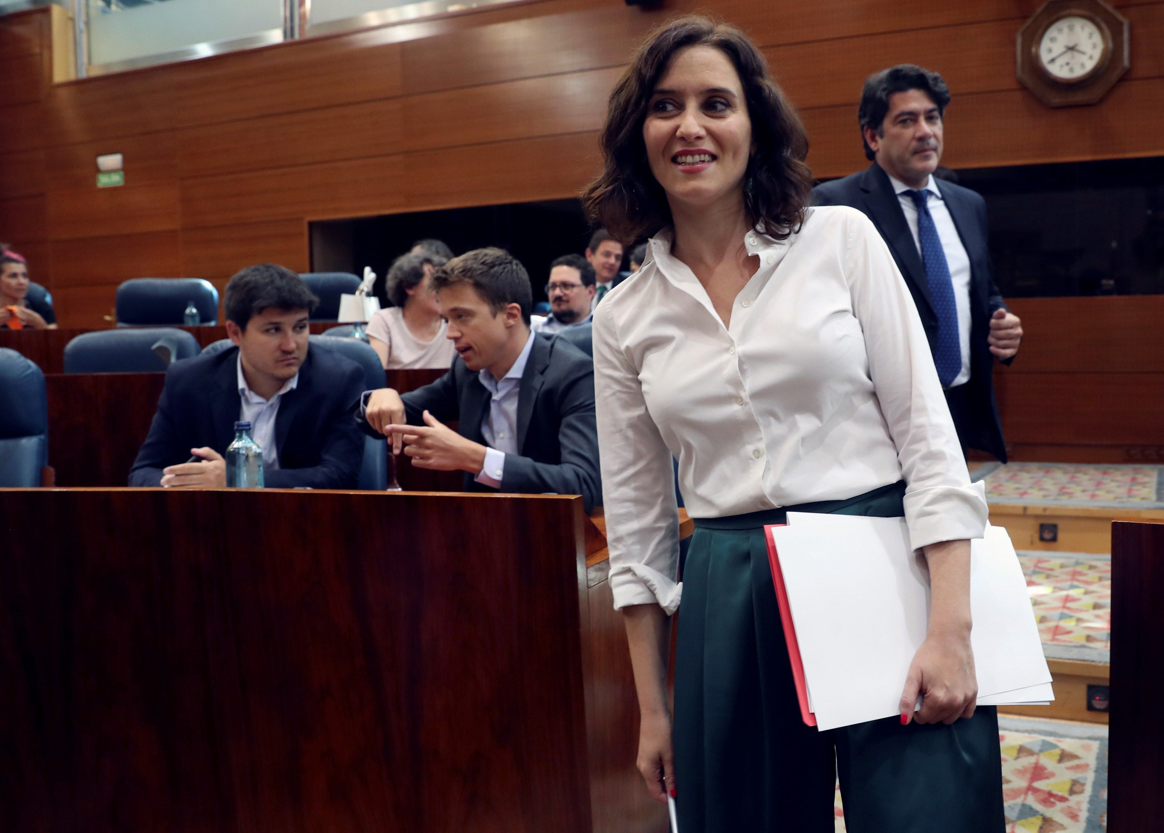 Casado felicita a Ayuso y ensalza la "responsabilidad" de Cs y Vox Casado felicita a Ayuso y ensalza la "responsabilidad" de Cs y Vox