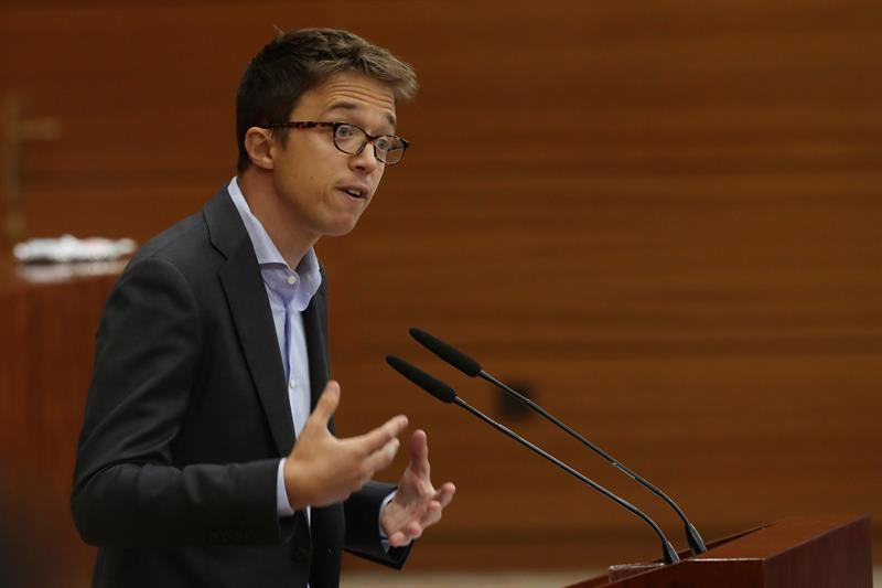 El contundente mensaje de Errejón a Ayuso: "Hoy nace un gobierno chantajeado por Vox" El contundente mensaje de Errejón a Ayuso: "Hoy nace un gobierno chantajeado por Vox"