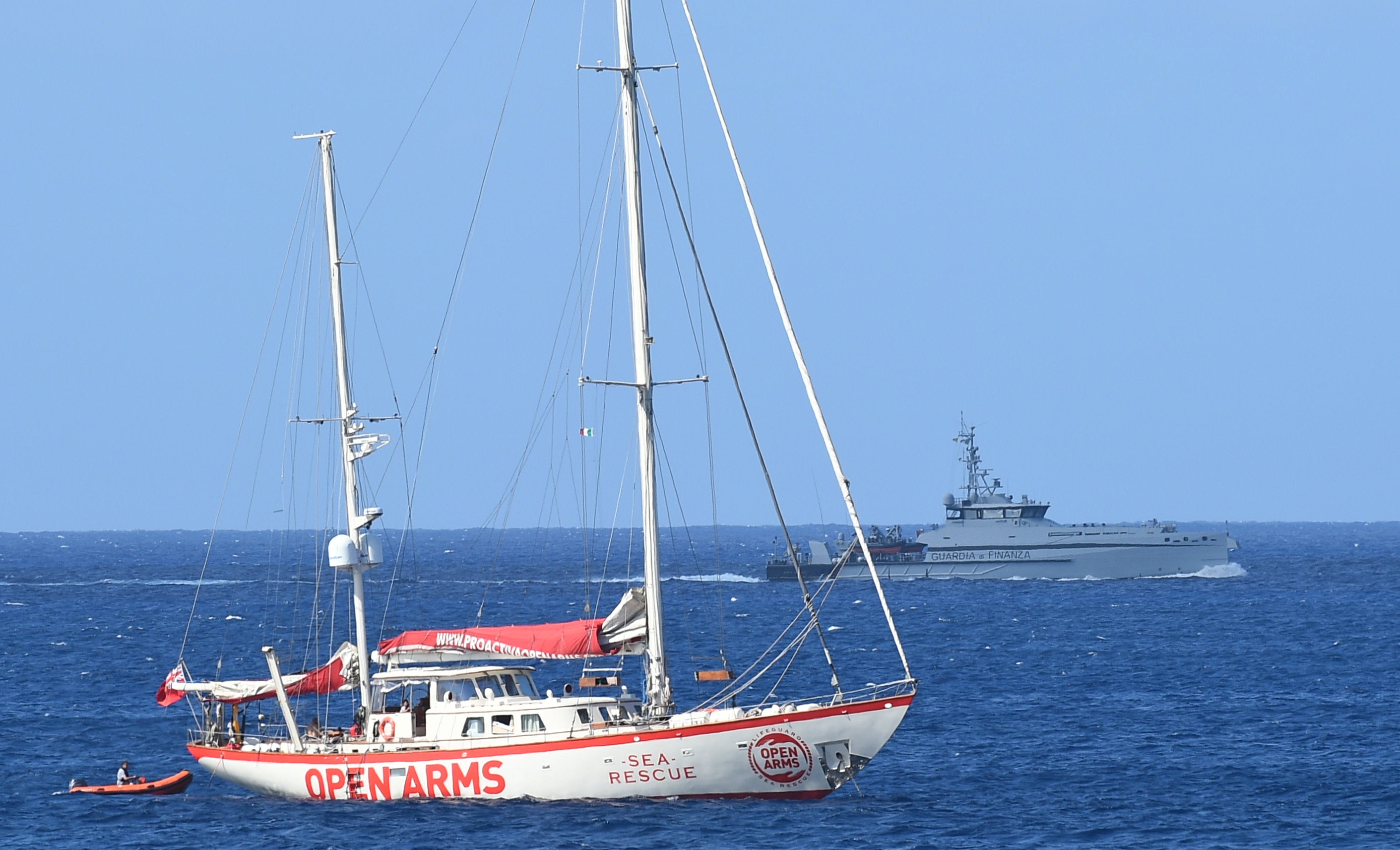 El Open Arms logra evacuar a Italia a 9 inmigrantes por motivos psicológicos El Open Arms logra evacuar a Italia a 9 inmigrantes por motivos psicológicos
