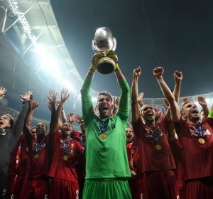 Adrián levanta la Supercopa de Europa Adrián levanta la Supercopa de Europa