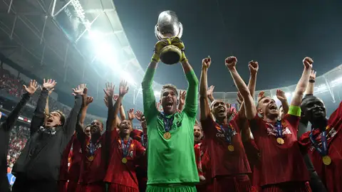 Adrián levanta la Supercopa de Europa Adrián levanta la Supercopa de Europa