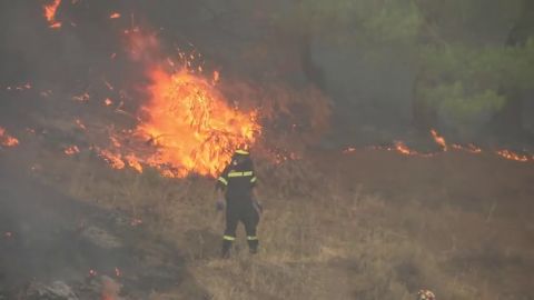 Los bomberos contin&uacute;an luchando por extinguir el incendio en la isla griega de Eubea