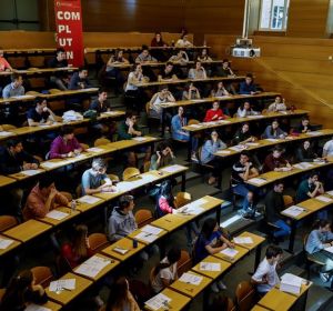 Estudiantes realizando las pruebas de acceso a la universidad Estudiantes realizando las pruebas de acceso a la universidad
