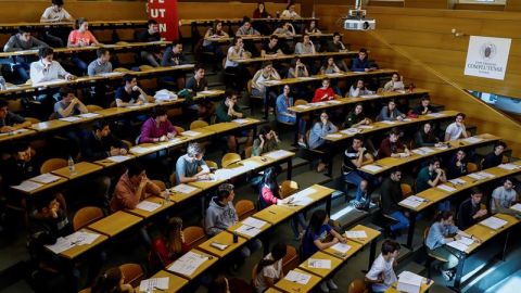 Estudiantes realizando las pruebas de acceso a la universidad