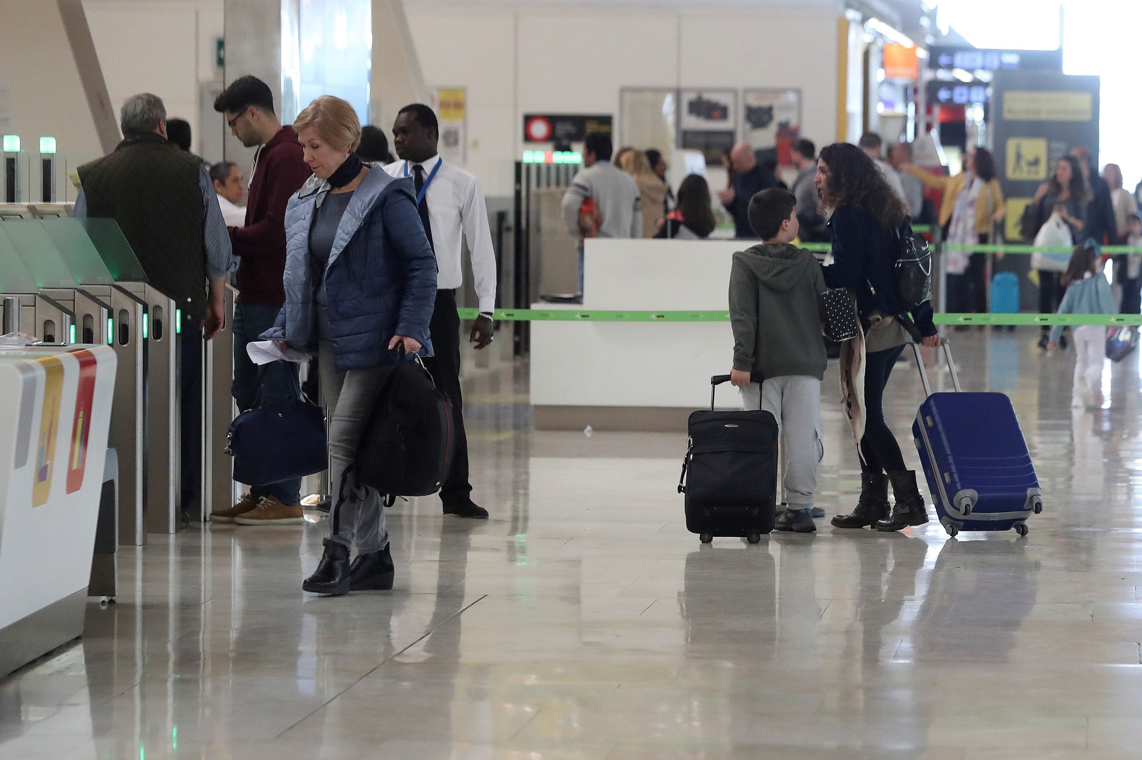 9,9 millones de turistas visitaron España en julio, un 1,3% menos que en 2018 9,9 millones de turistas visitaron España en julio, un 1,3% menos que en 2018